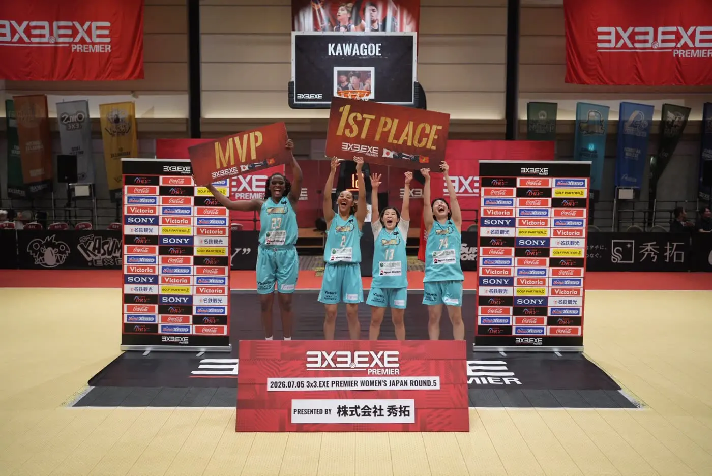 3x3.EXE PREMIER 2026 WOMEN'S JAPAN ROUND.5で1ST PLACEとMVPのボードを掲げる新宿GIVERSの選手たち
